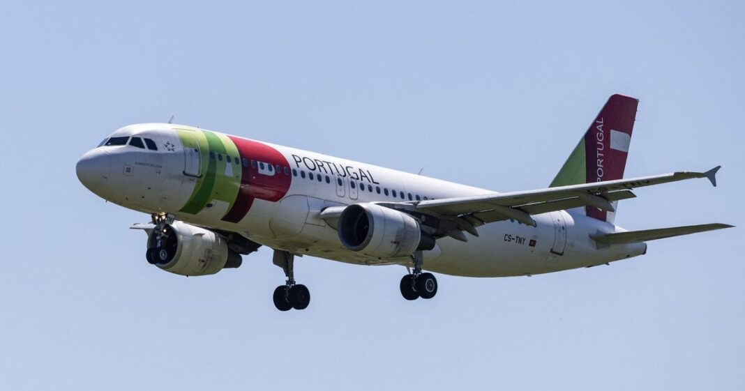 TAP Air Portugal flight forced to return to Gatwick Airport after ‘fire in overhead bin’ | World | News