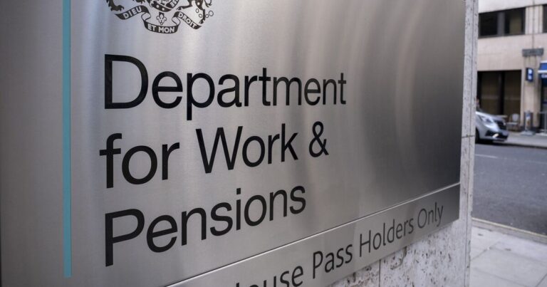 Experts urge DWP to send letter to everyone born before 1976 | Personal Finance | Finance
