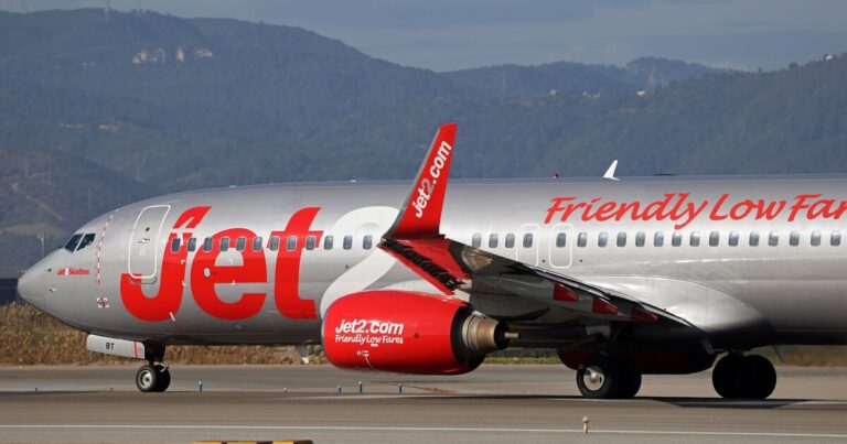 Jet2 flight forced to land after ‘loud bang’ as 999 crews swarm runway | UK | News