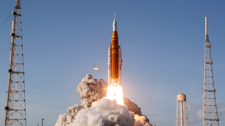 White House Week in Review (April 4) : NASA Launches 1st Crewed Moon Mission in Half a Century