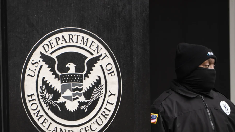 Trump Signs Memo to Pay All DHS Employees During Shutdown