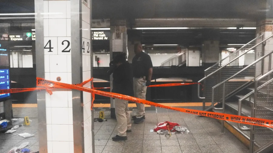 3 Injured in New York Subway Stabbings, Suspect Dead