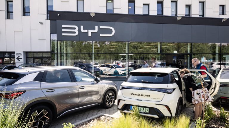 Trump warned over China autos in U.S.