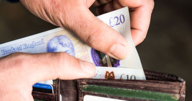 Warning issued to anyone earning £40,000 | Personal Finance | Finance