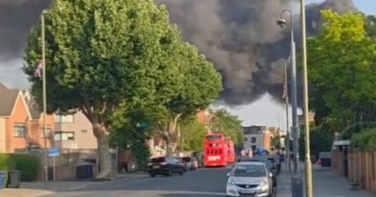 Golders Green fire LIVE: Huge fire breaks out behind Jewish supermarket Kosher Kingdom | UK | News