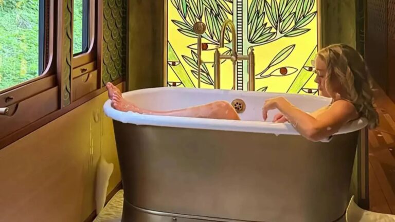 Newlywed Roxy Horner basks in honeymoon bliss with luxurious bath aboard the Orient Express