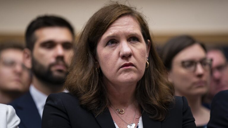 Supreme Court lets Trump fire FTC member, boosts presidential power