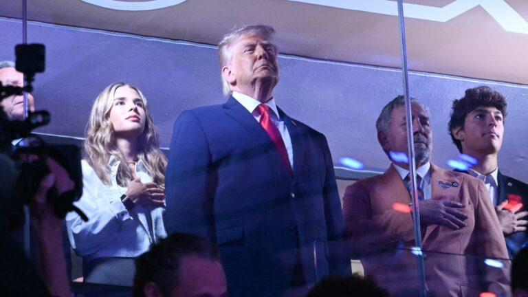 Trump booed before Knicks lose to Spurs at Garden