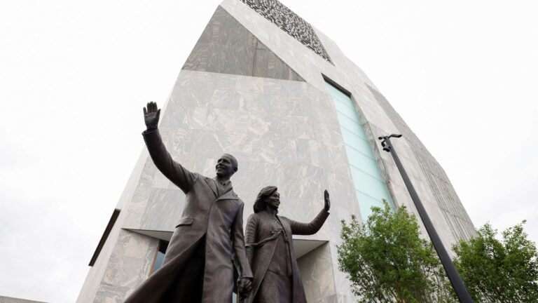 Obama Center brings Democratic politicos to Chicago ahead of elections