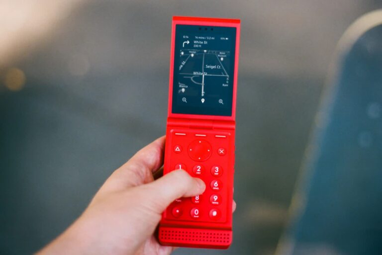 This $299 flip phone is the anti-smartphone, promises to save you from doomscrolling hell