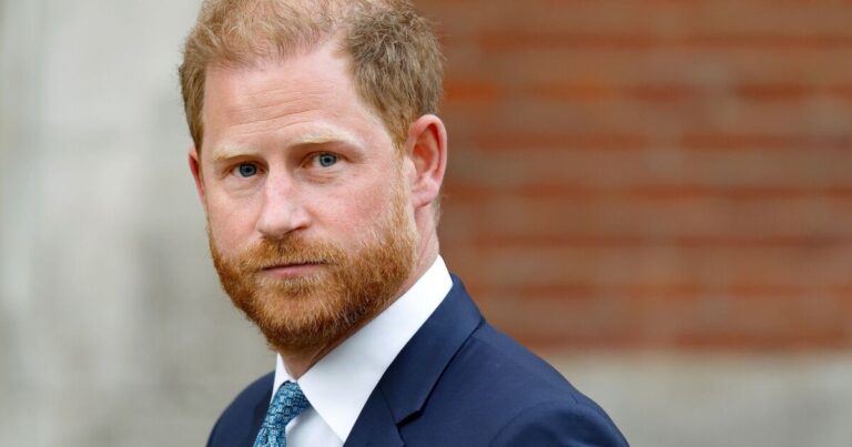 Royal Family LIVE: Senior royals ‘intend to do 1 thing’ as Prince Harry arrives in UK | Royal | News