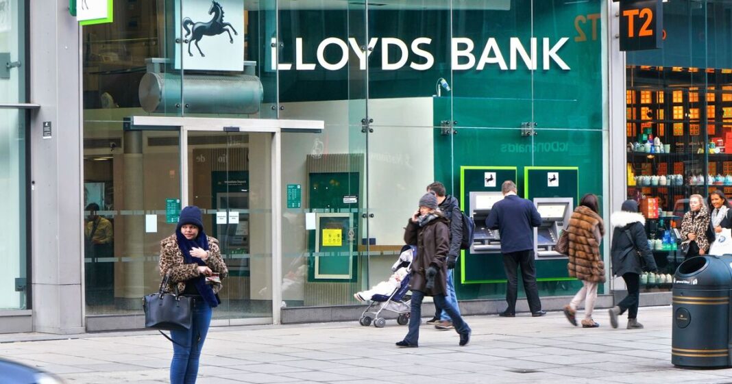Lloyds and Barclays down LIVE: Customers of several banks including Halifax report issues | Personal Finance | Finance