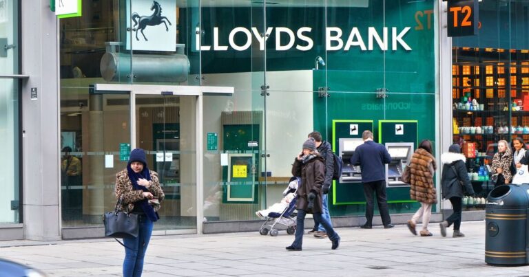 Lloyds and Barclays down LIVE: Customers of several banks including Halifax report issues | Personal Finance | Finance