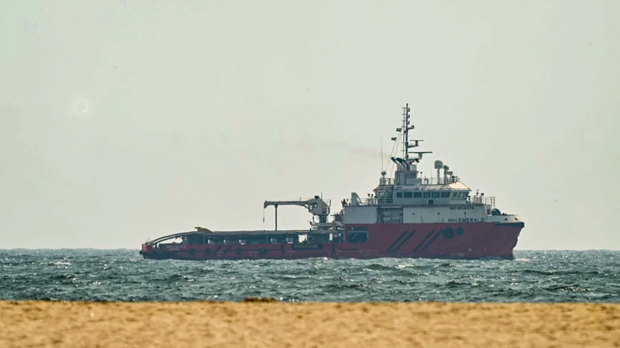 US Says Strait of Hormuz Is Open and ‘Traffic Is Flowing’ Despite Iran Claims
