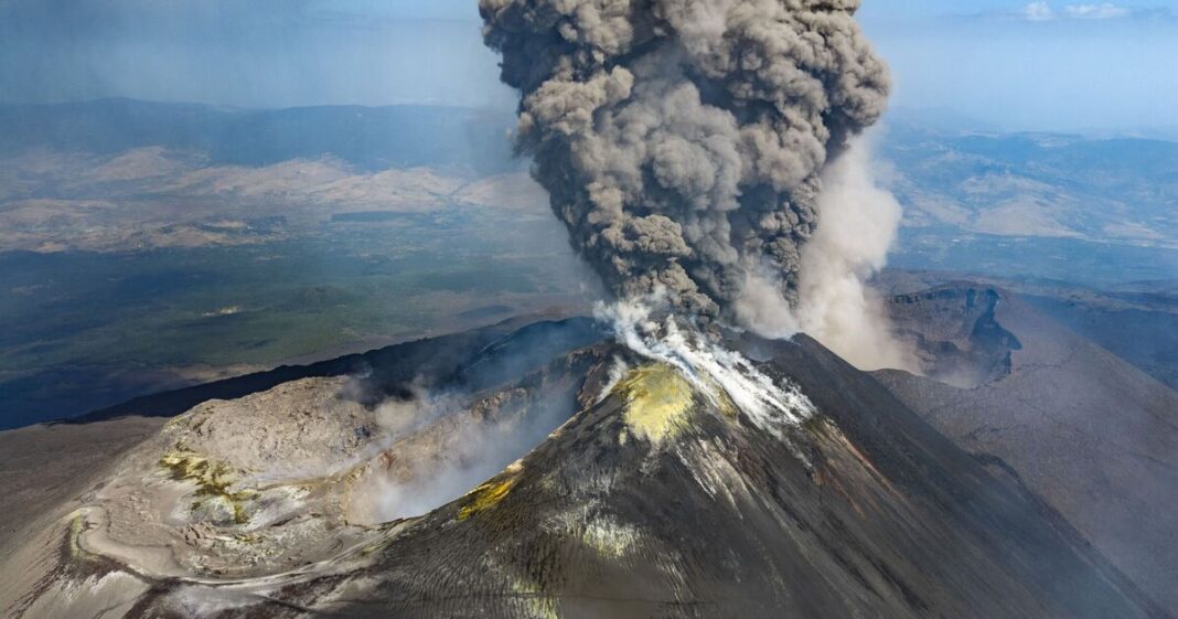 Volcano eruption sparks panic in holiday hotspot filled with Brits – flights cancelled | World | News