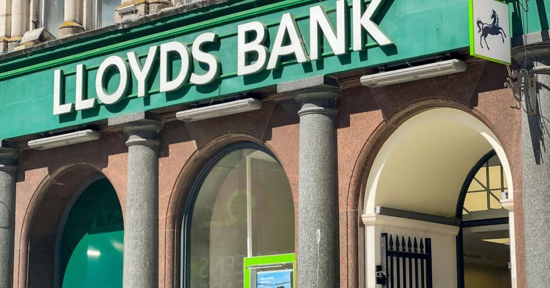 Lloyds Bank down RECAP: Banking app not working as customers report outage | Personal Finance | Finance