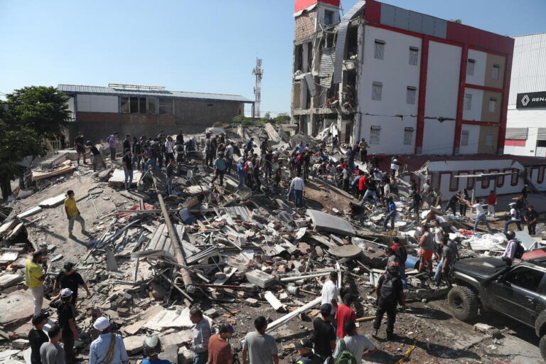 Magnitude 7.4 Quake Rocks Western Colombia, Killing at Least 111 People