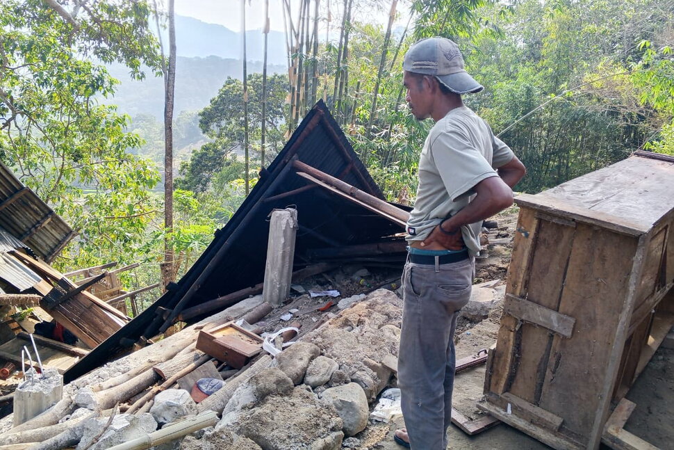 Magnitude 7.7 Earthquake Strikes off Indonesia’s Coast, Toppling Buildings and Killing at Least 5