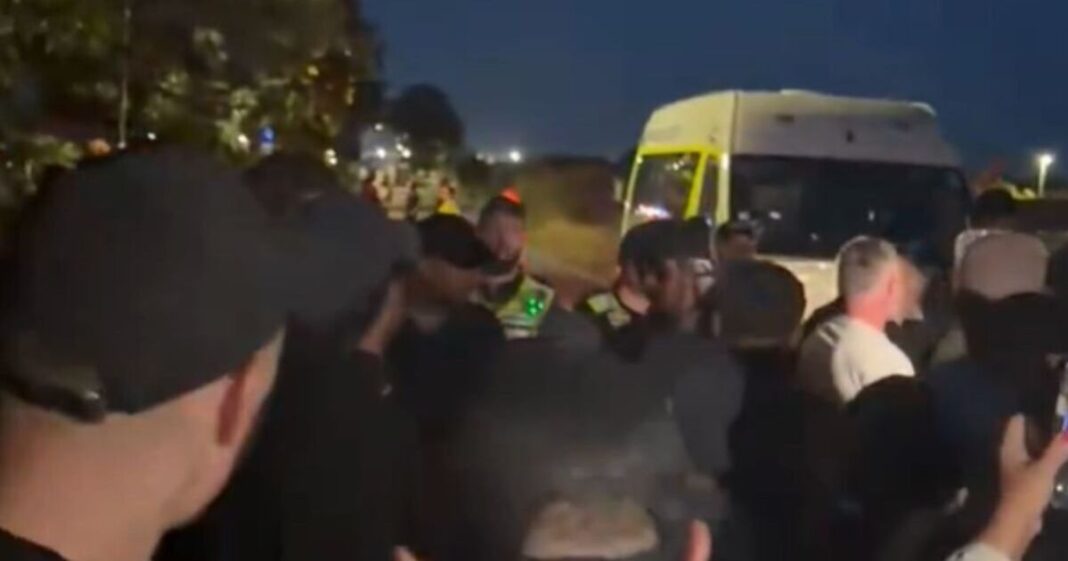 Portsmouth LIVE: Protesters ‘stopping 140 migrants entering city’ | UK | News