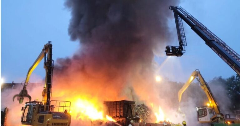 Corfe Mullen fire LIVE: Huge blaze erupts with thick smoke filling sky | UK | News