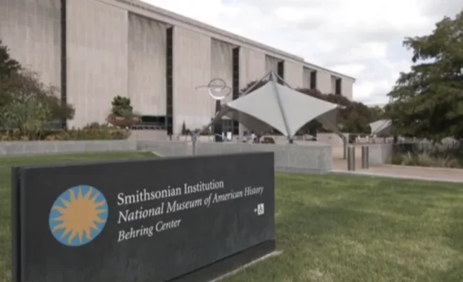 Panel Weighs In: Smithsonian Signs to Warn of ‘Radical Ideology’; Polls Says Most Democrats Liked Socialism; Sheeran-Macklemore Fallout