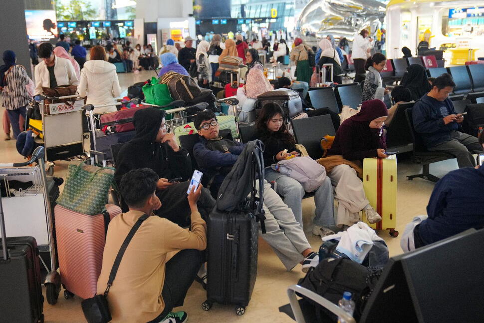 Indonesia Keeps Several Airports Closed Though Volcanic Eruption Is Easing