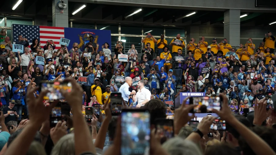 Obama Tells Michigan Voters ‘Change Is in the Air’ While Rallying With El-sayed in Detroit