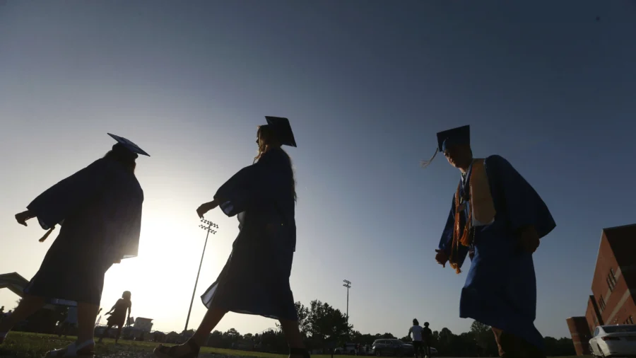 Dual Enrollment Programs Provide No Guarantee of Early College Graduation, Experts Say